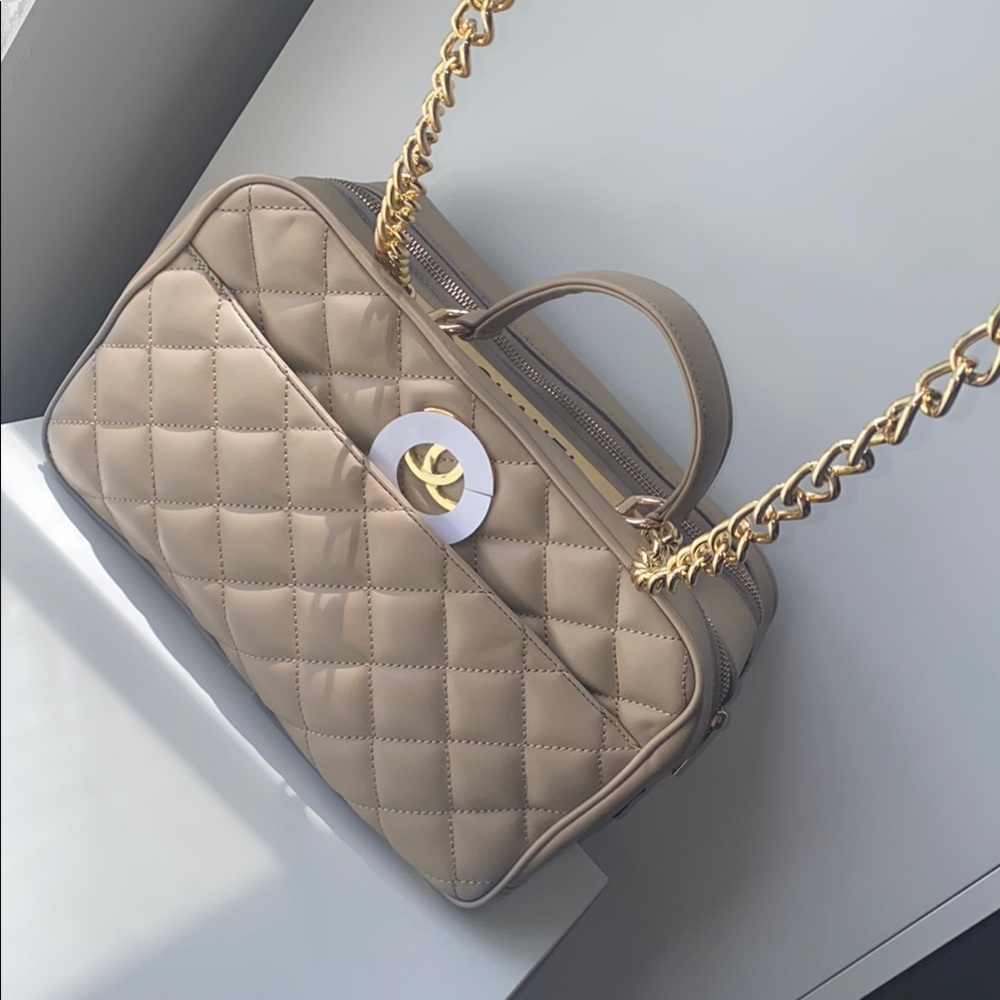 Elegant Quilted Tan Handbag with Gold Chain